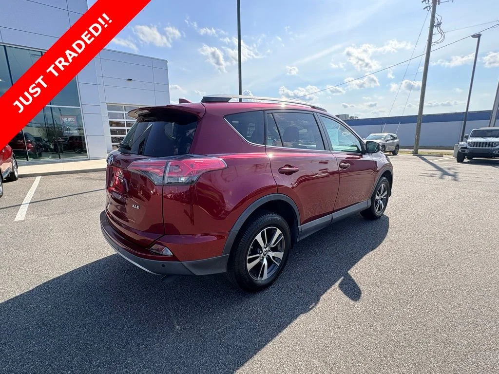 Used 2018 Red Toyota XLE image 3