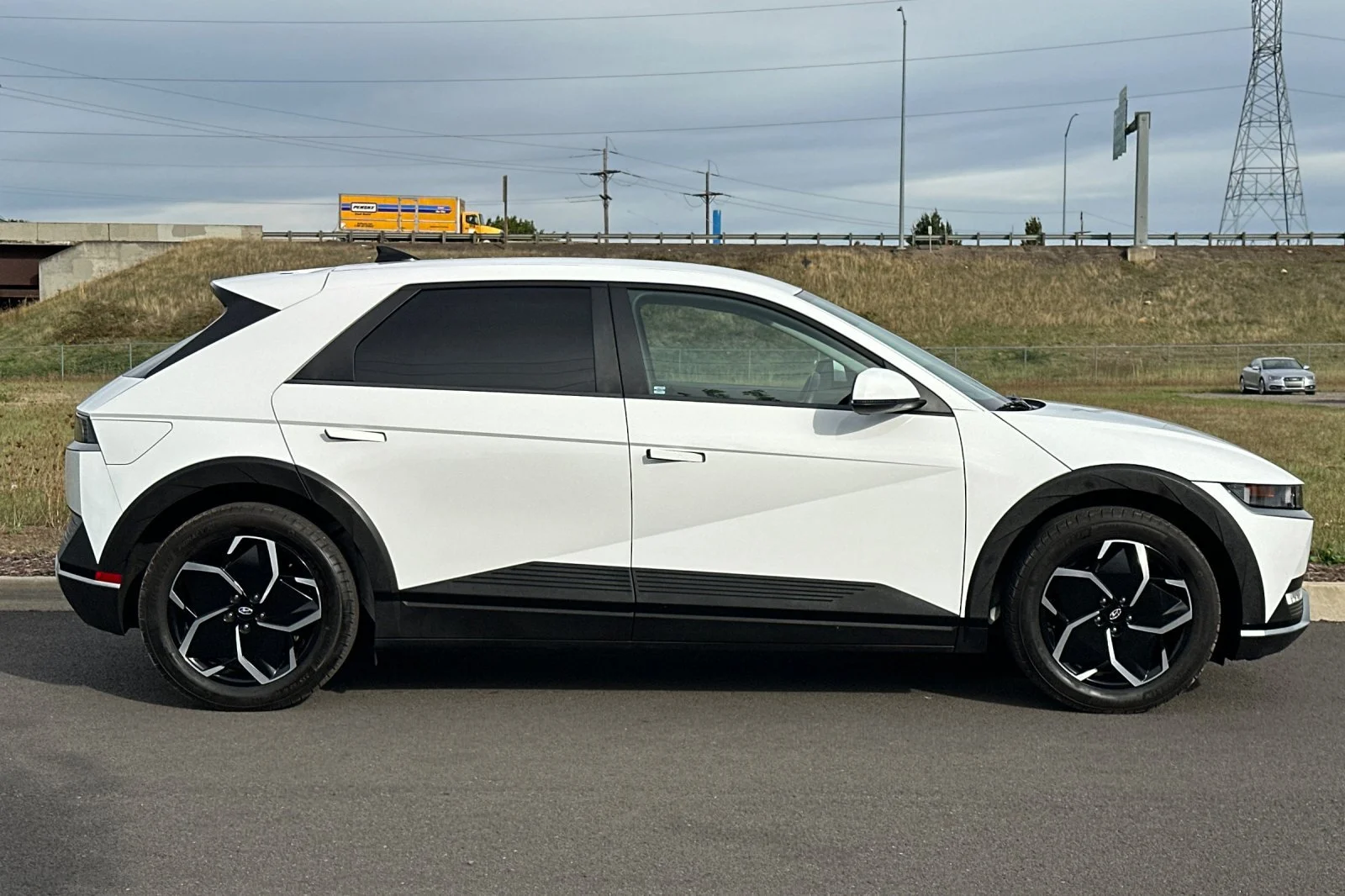 Used 2024 White Hyundai SEL image 2