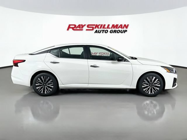 Used 2025 White Nissan SV image 8