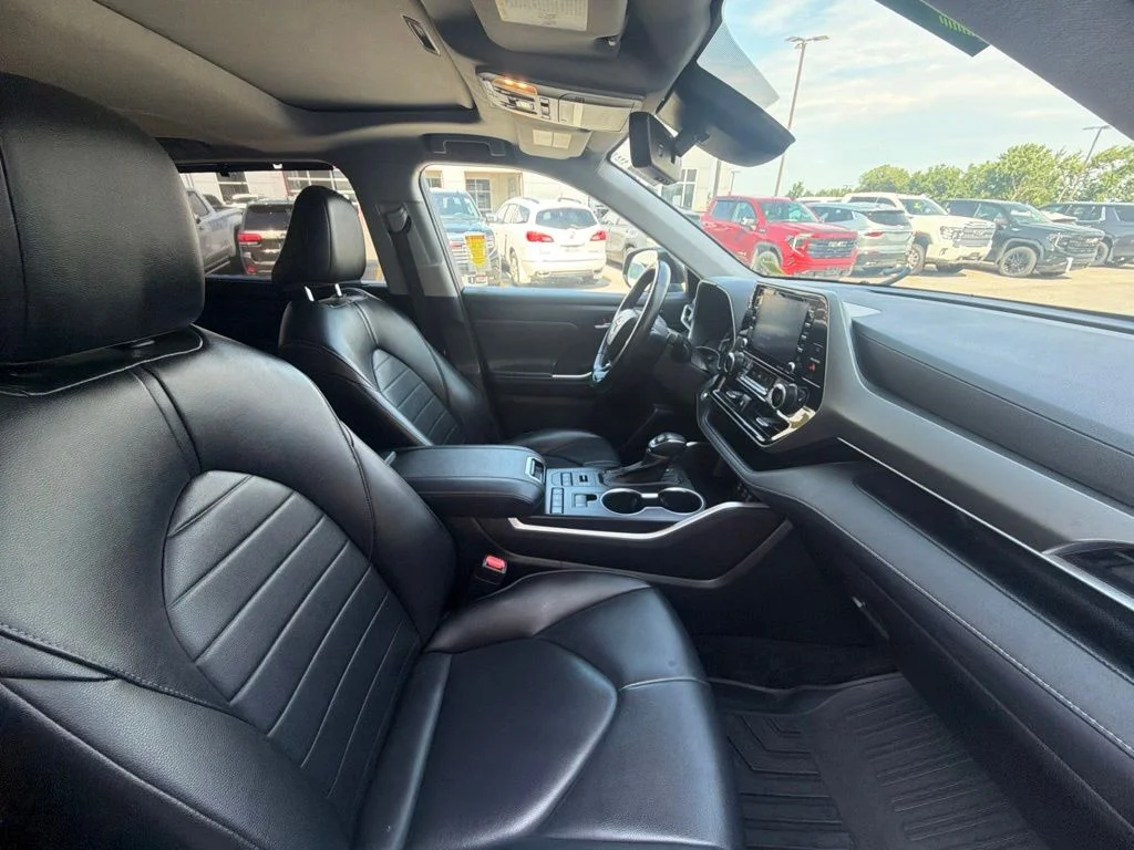 Used 2022 Black Toyota XLE image 39