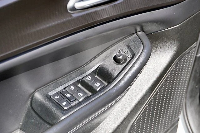 Used 2023 White Jeep Laredo image 23