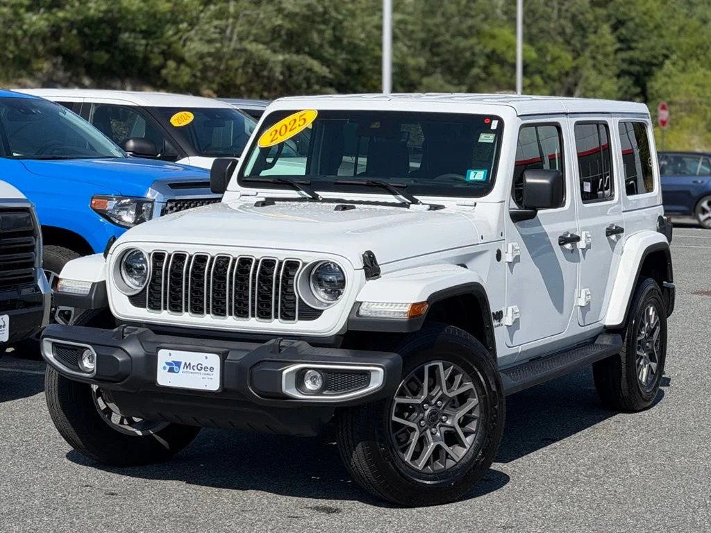 Used 2025 White Jeep Sahara image 1