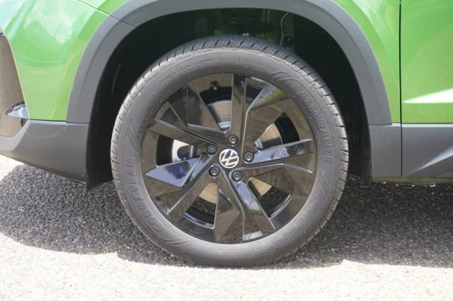 New 2026 Bright Moss Green W/Deep Black Roof Volkswagen SE Black FWD image 13