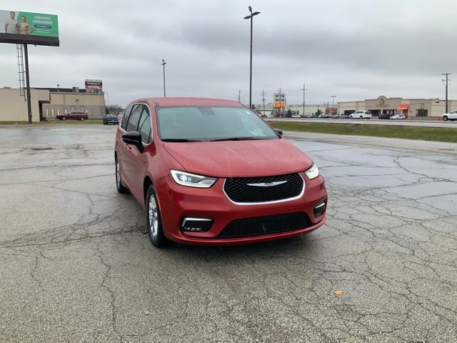 Used 2025 Red Chrysler Select image 4