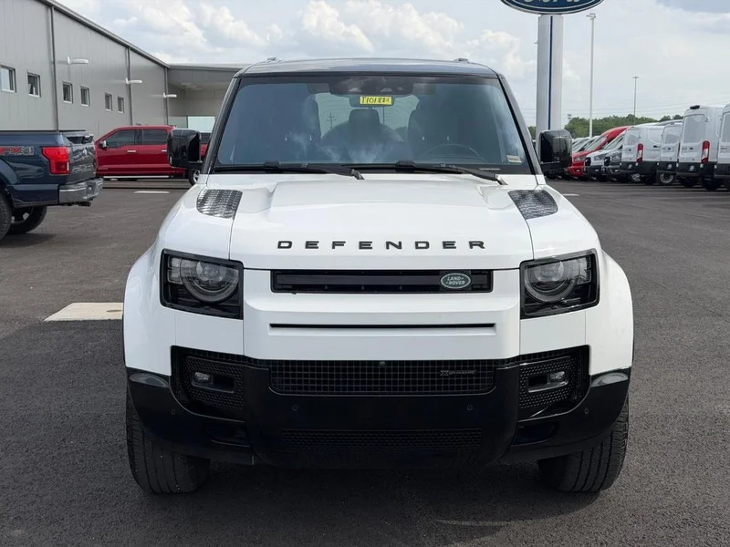 Used 2022 Fuji White Land Rover X-Dynamic HSE image 2
