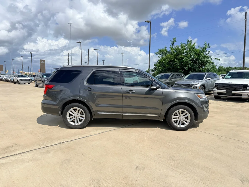 Used 2016 Magnetic Metallic Ford XLT image 5