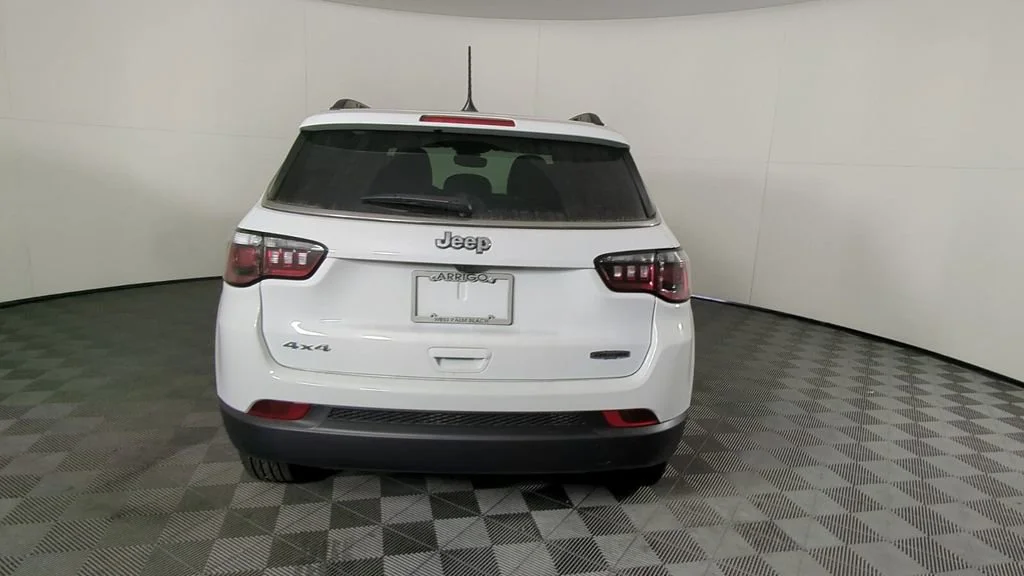 New 2026 Bright White Clear-Coat Exterior Paint Jeep Latitude image 5