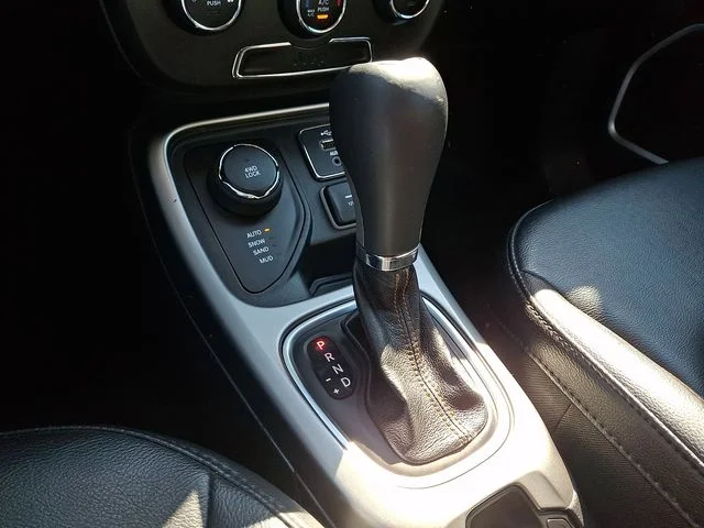 Used 2018 White Jeep Latitude image 15
