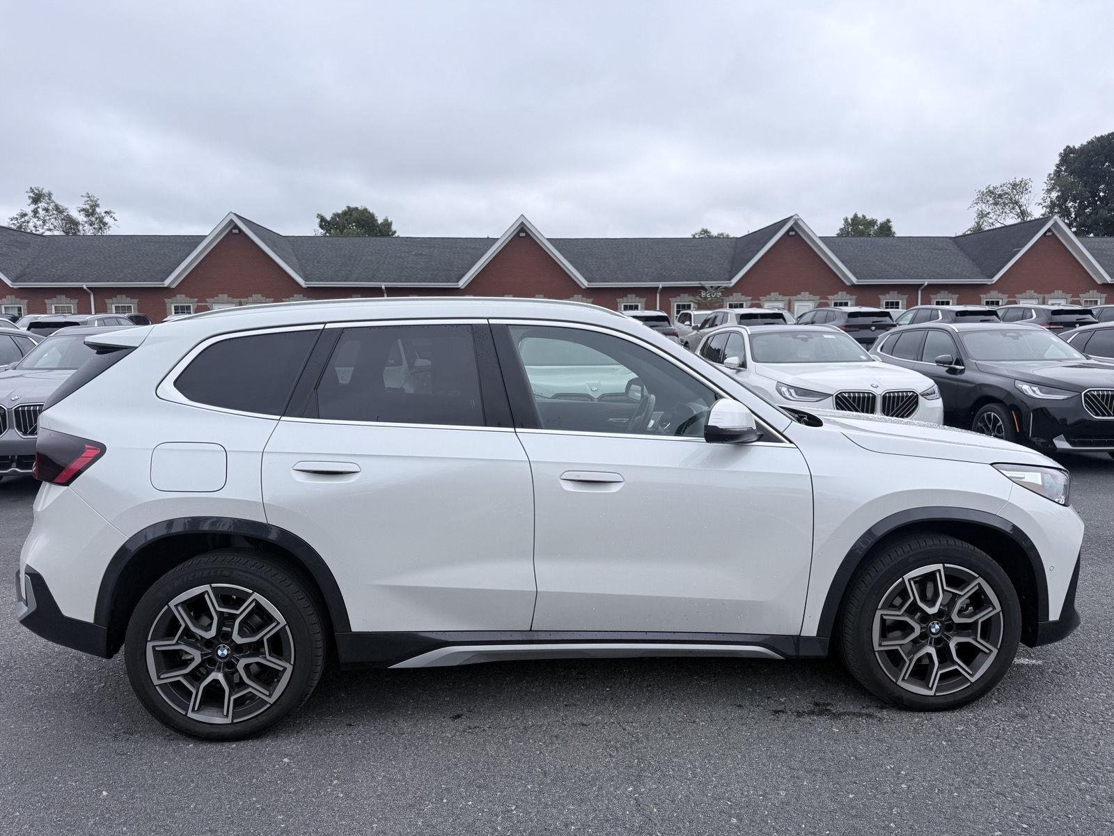 Used 2025 Mineral White Metallic BMW xDrive28i image 8