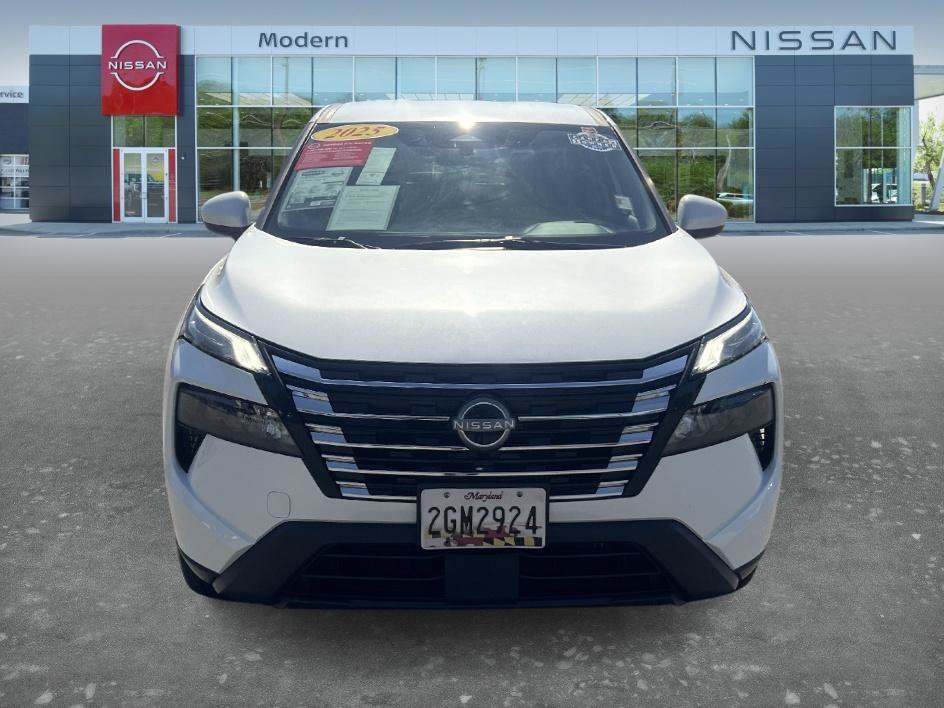 Used 2025 Everest White Pearl Nissan SV image 2