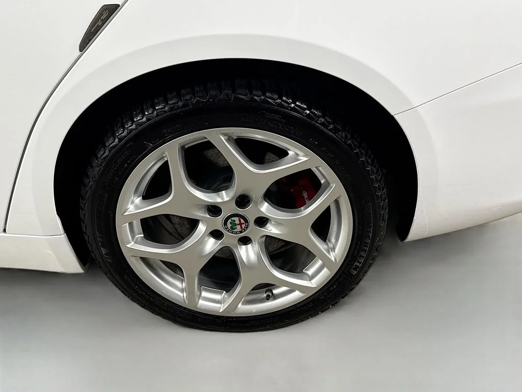 Used 2018 Alfa White Alfa Romeo Ti image 33