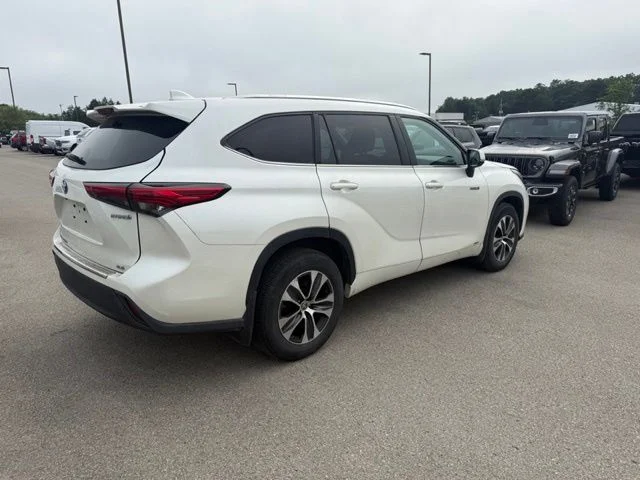 Used 2020 White Toyota XLE image 6