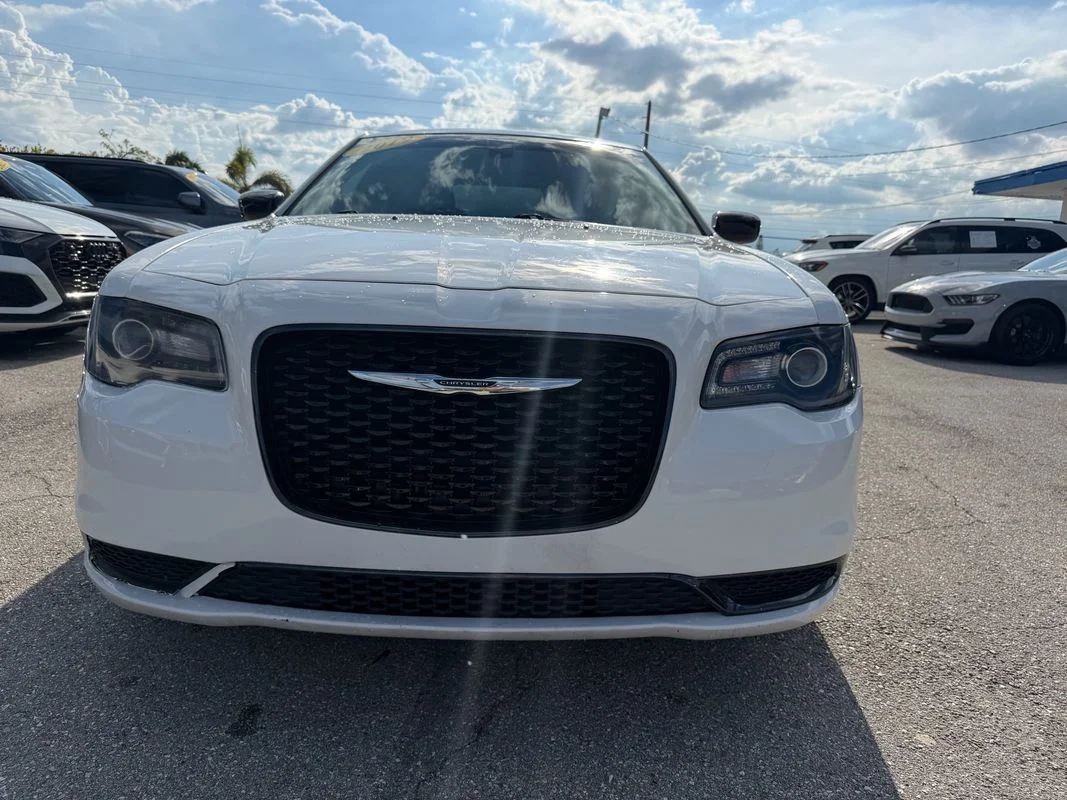 Used 2019  Chrysler Touring image 4