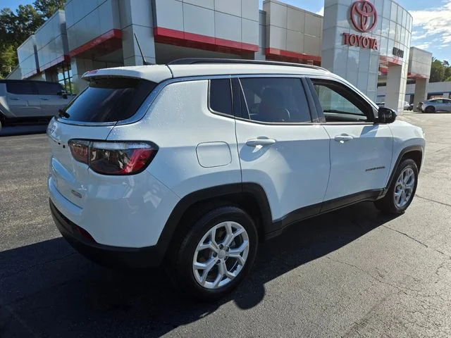 Used 2024 White Jeep Latitude image 9