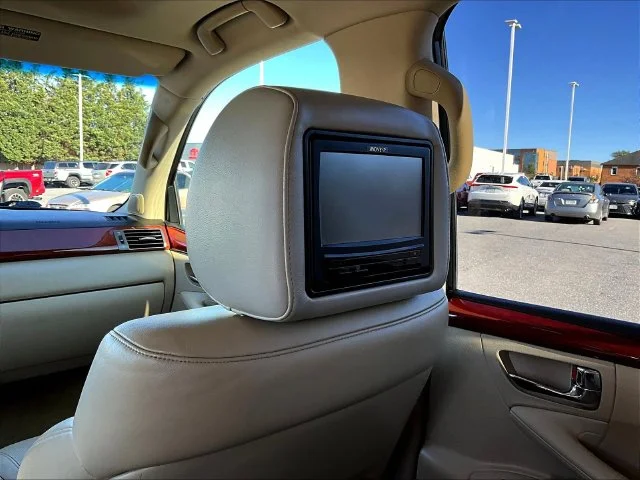 Used 2010  Lexus 570 image 11
