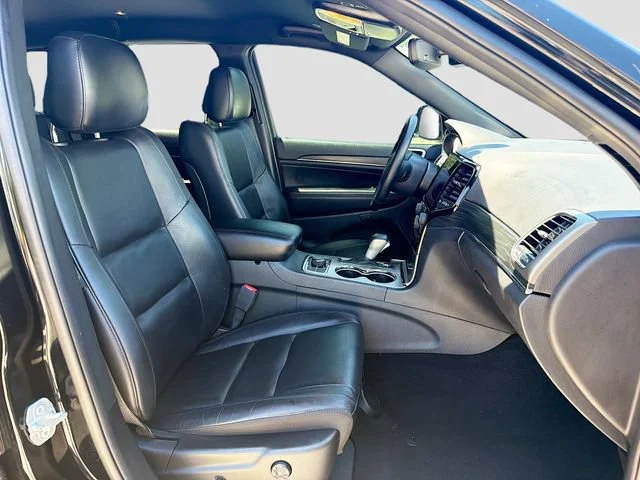 Used 2019 Diamond Black Crystal Pearlcoat Jeep Limited image 15