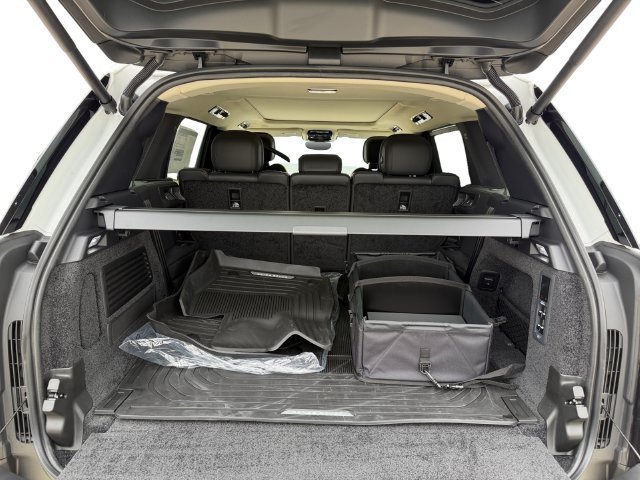 New 2027 Fuji White Land Rover SE image 18