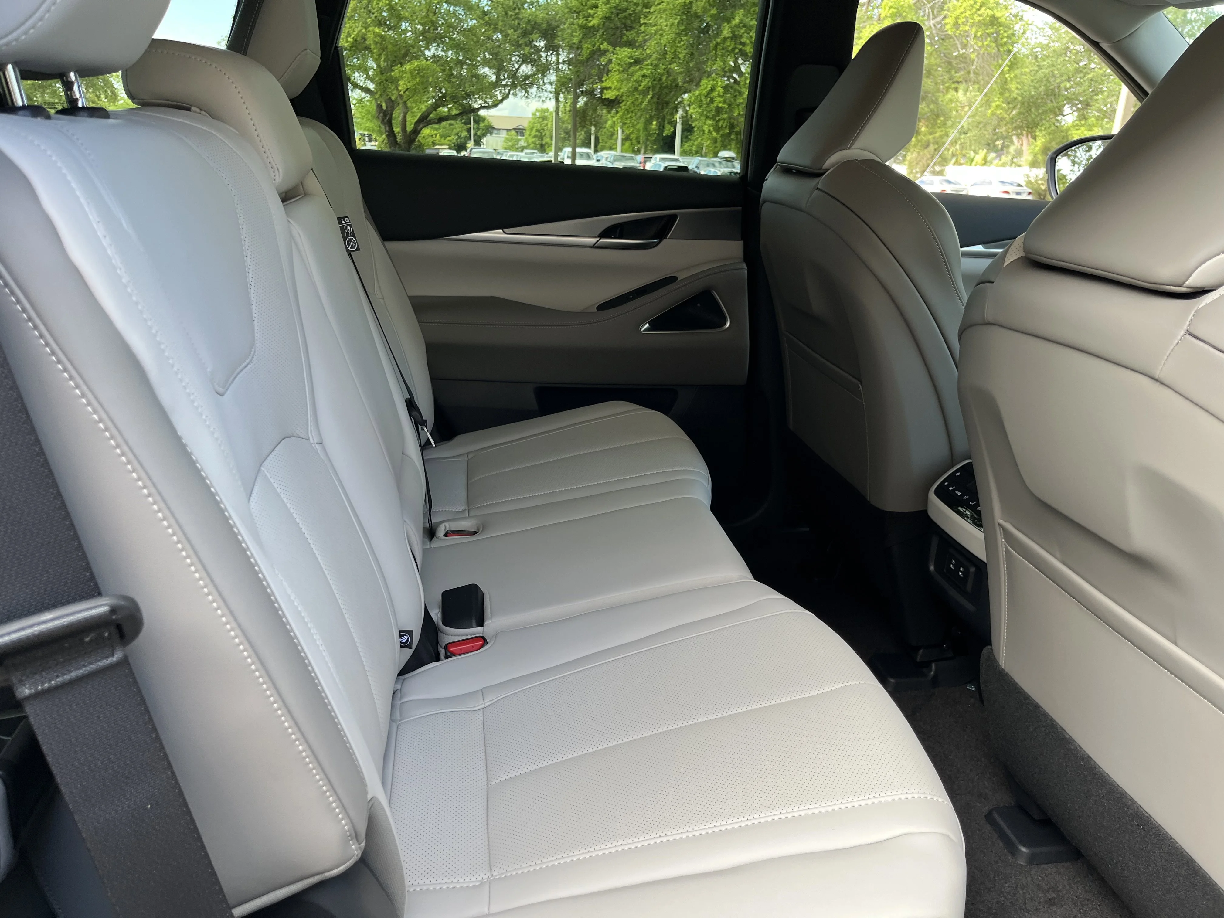 New 2027 Radiant White INFINITI LUXE image 18