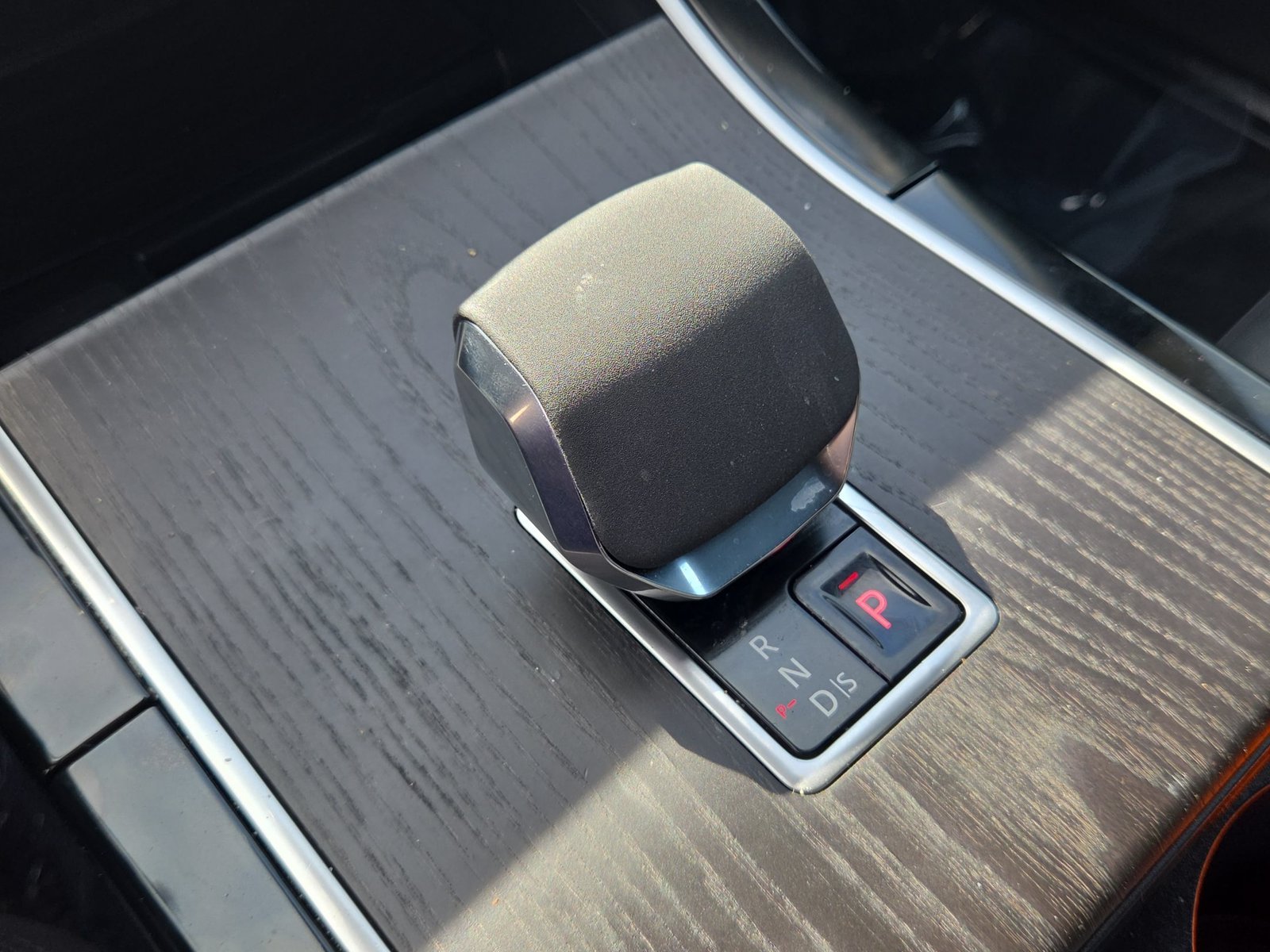 Used 2024 Fuji White Land Rover Dynamic SE image 12