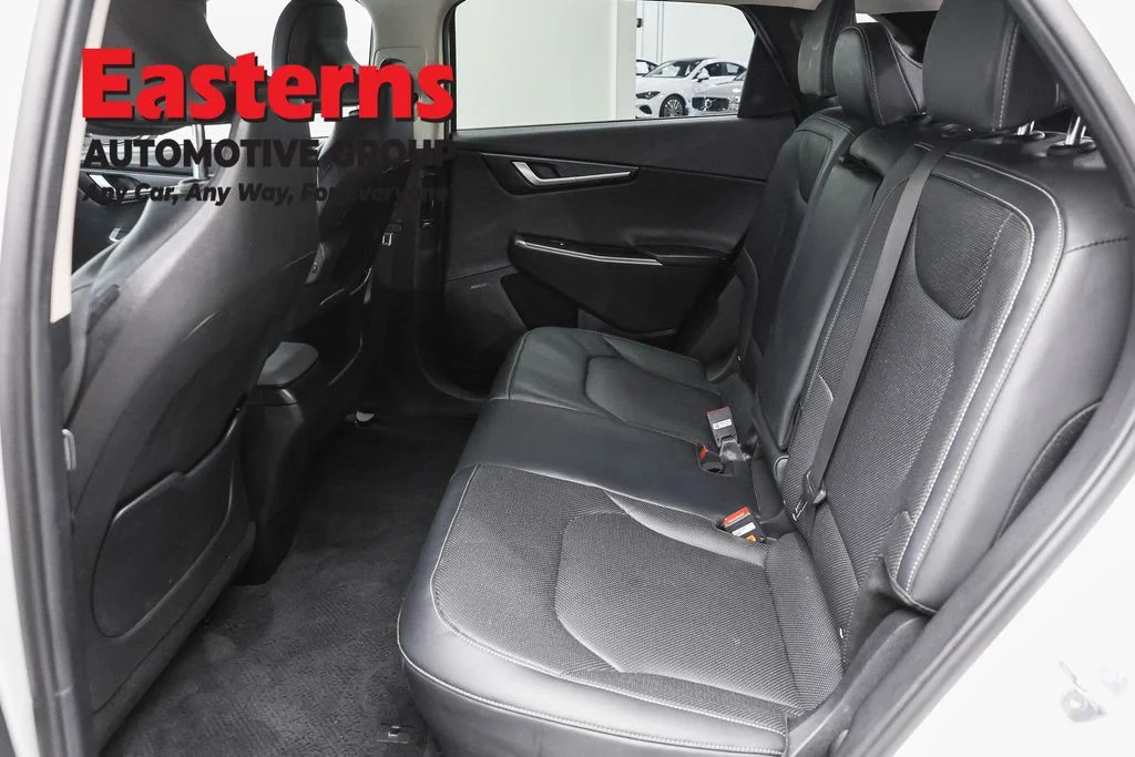 Used 2024 White Kia Wind image 24