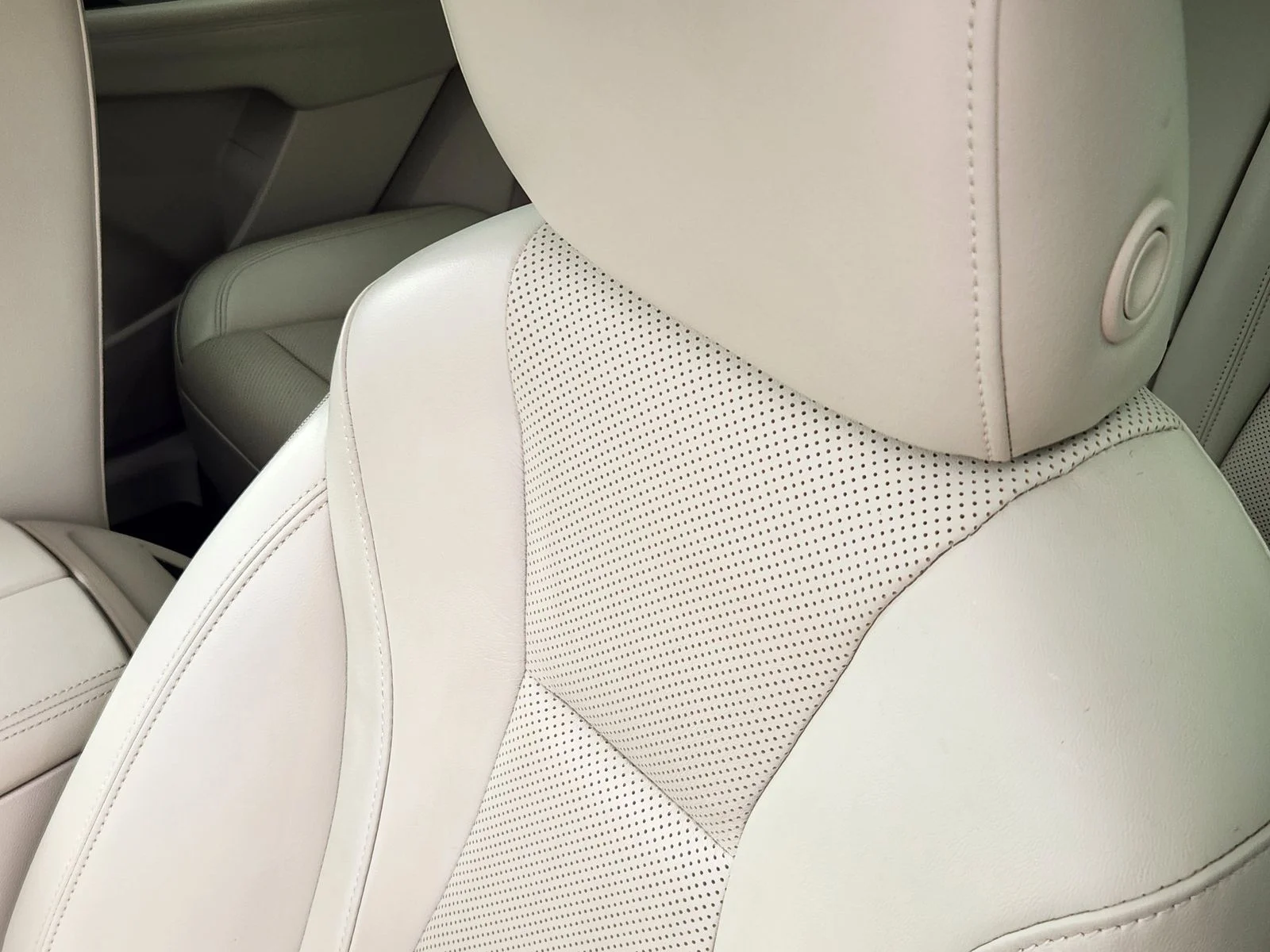Used 2023 White Buick Essence image 14