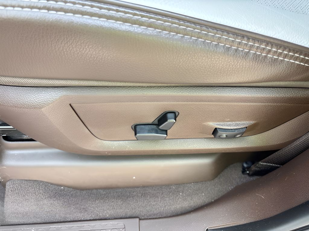 Used 2025 White Ram Laramie image 28