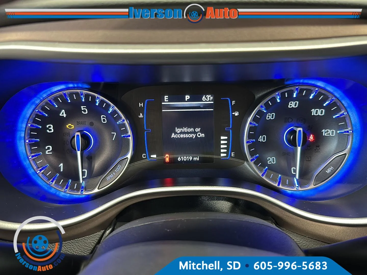 Used 2023 Silver Mist Clearcoat Chrysler LX image 17