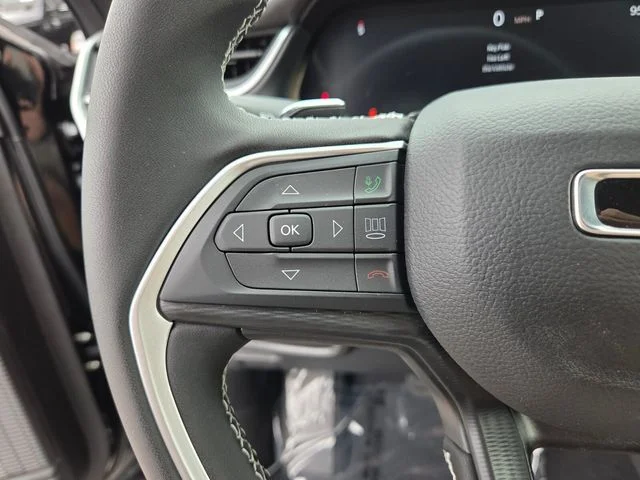 New 2026 Diamond Black Crystal Pearl-Coat Exterior Paint Jeep Laredo image 29
