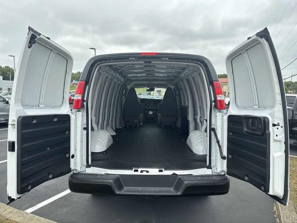 New 2025 Summit White GMC Work Van image 27