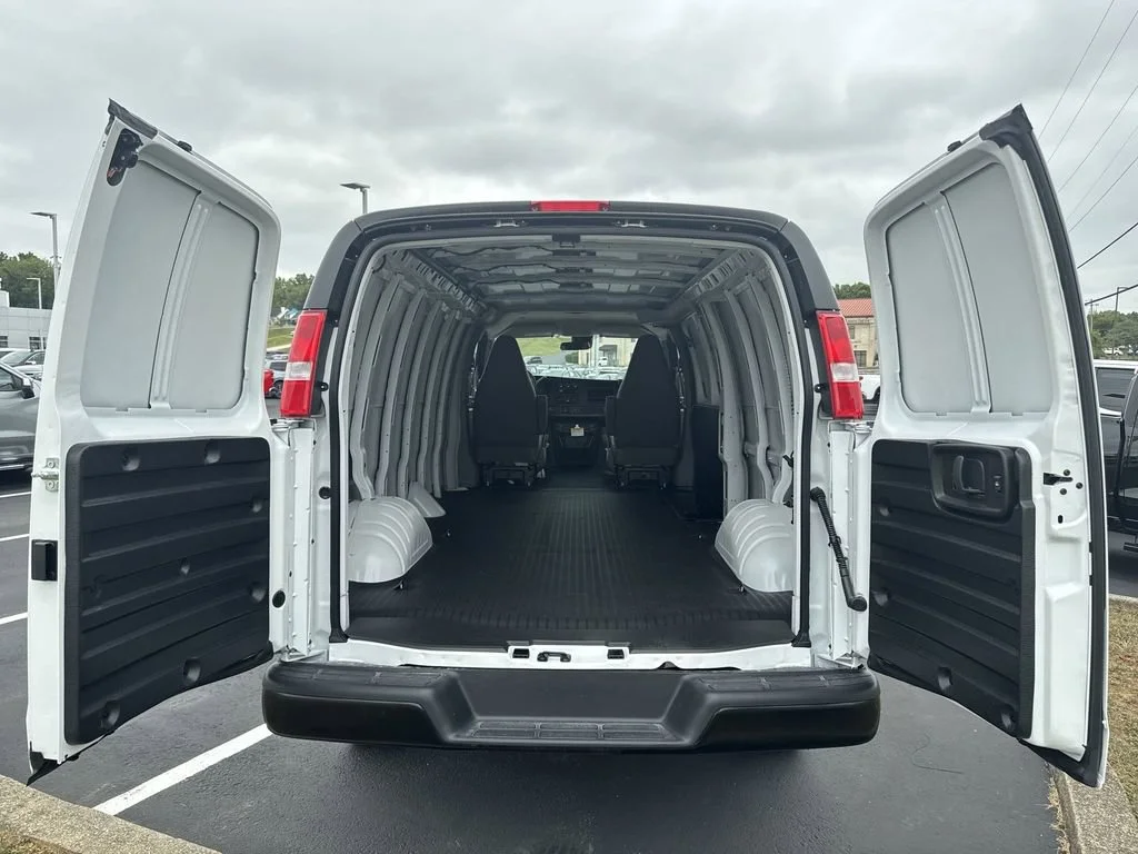 New 2025 Summit White GMC Work Van image 27
