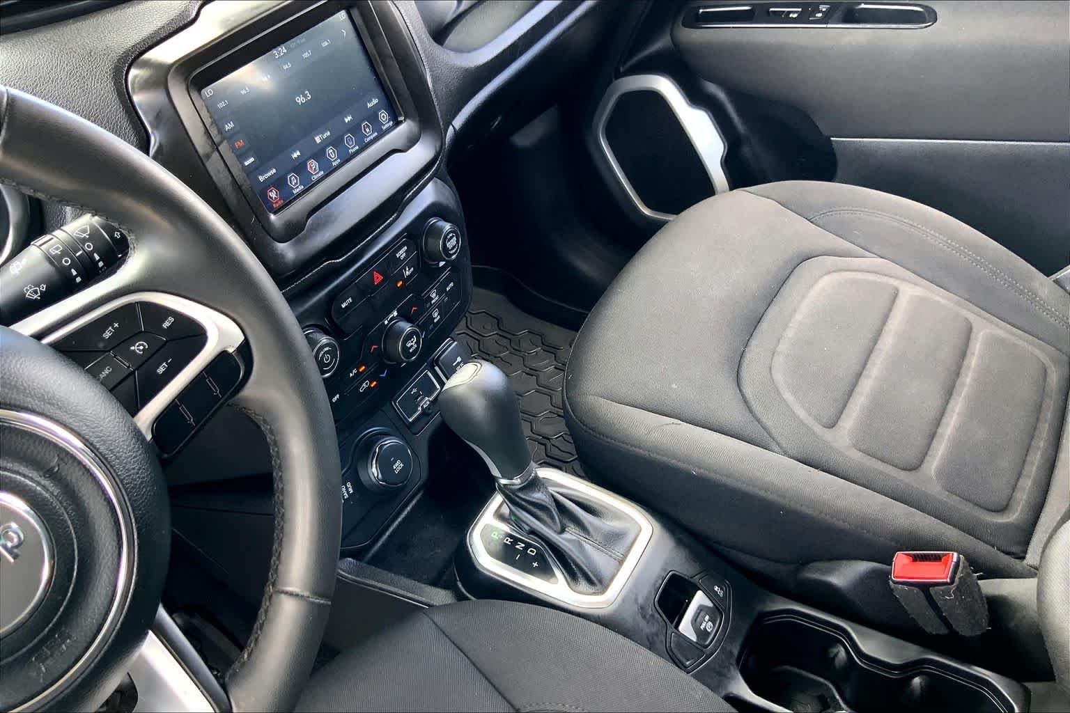 Used 2021 Granite Crystal Metallic Clearcoat Jeep Latitude image 16