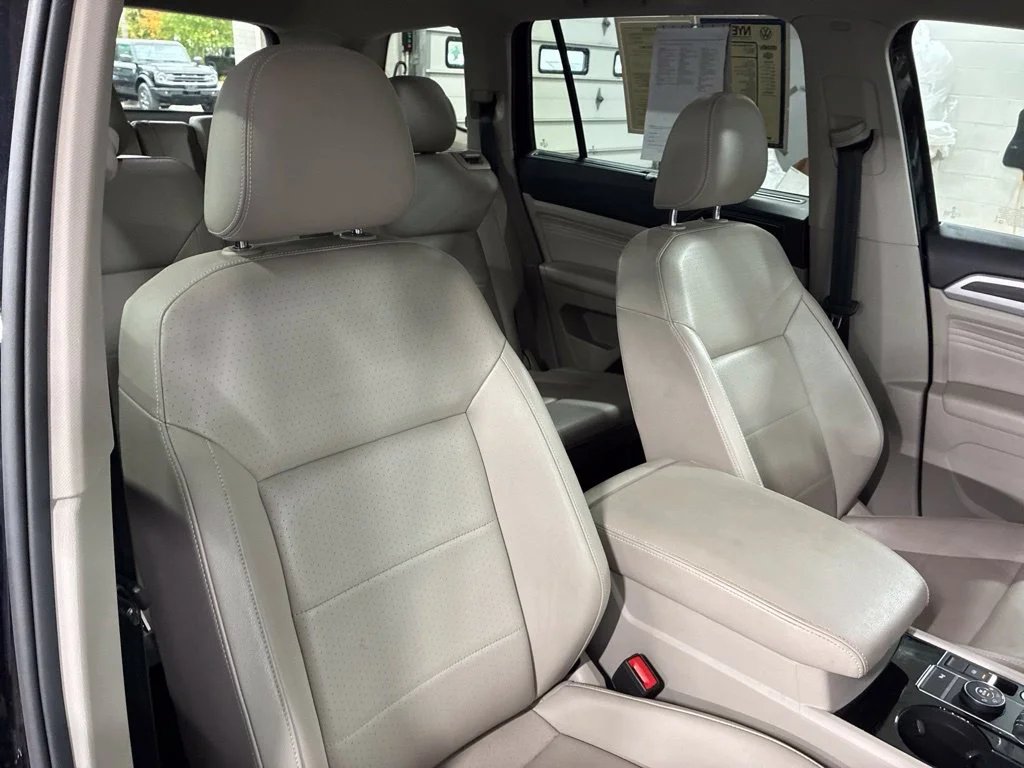 Used 2022 Black Volkswagen 3.6L V6 SE w/Technology image 47