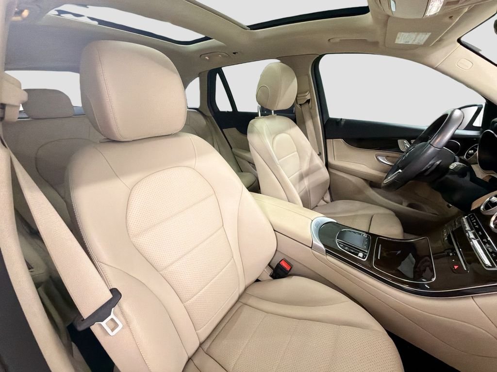 Used 2022 White Mercedes-Benz GLC 300 image 27