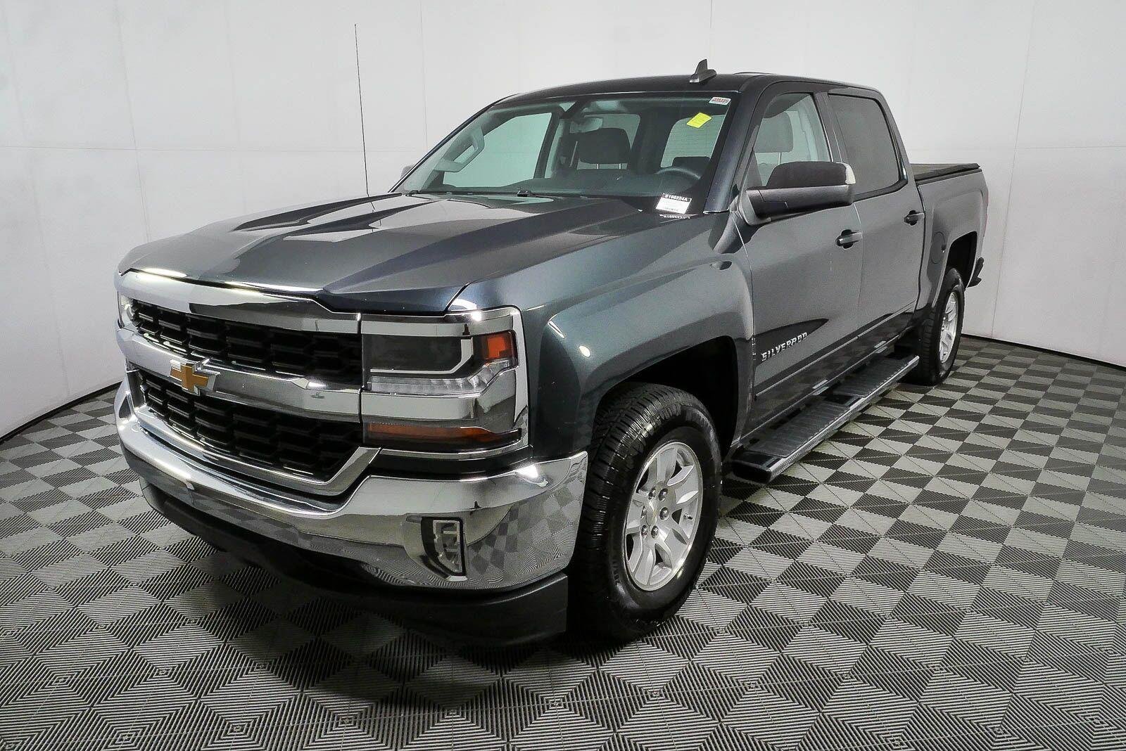 Used 2017 GRAPHITE METALLIC Chevrolet LT image 24
