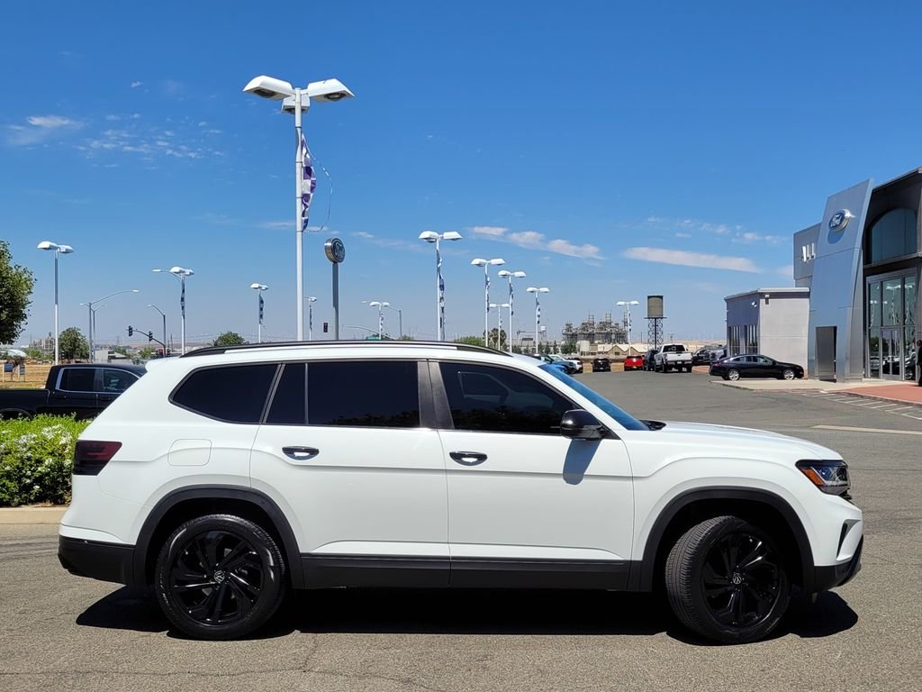 Used 2023 White Volkswagen 2.0T SE w/Technology image 3