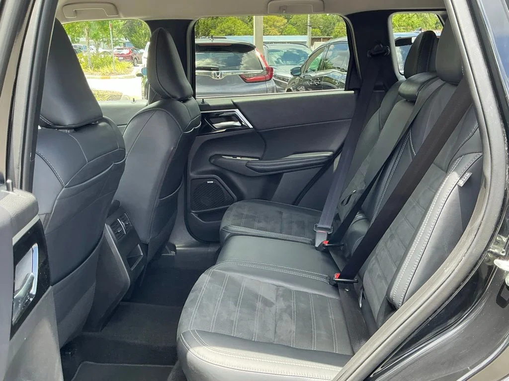Used 2025  Mitsubishi SE image 24