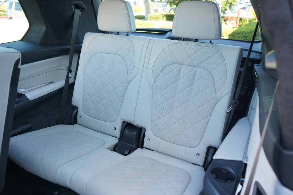 Used 2026 Mineral White Metallic BMW xDrive40i image 21