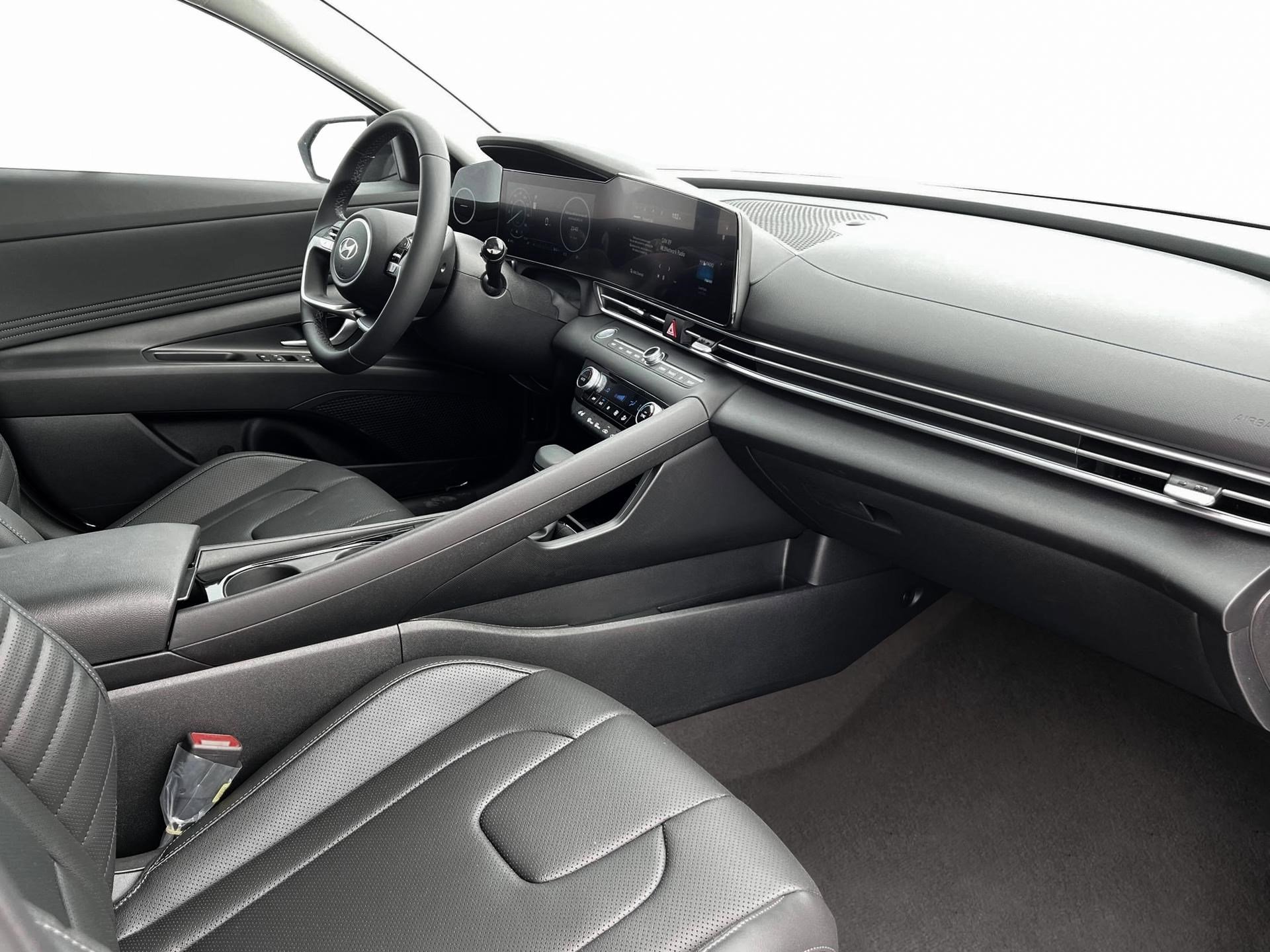 2025 Hyundai Elantra Limited - Photo 16