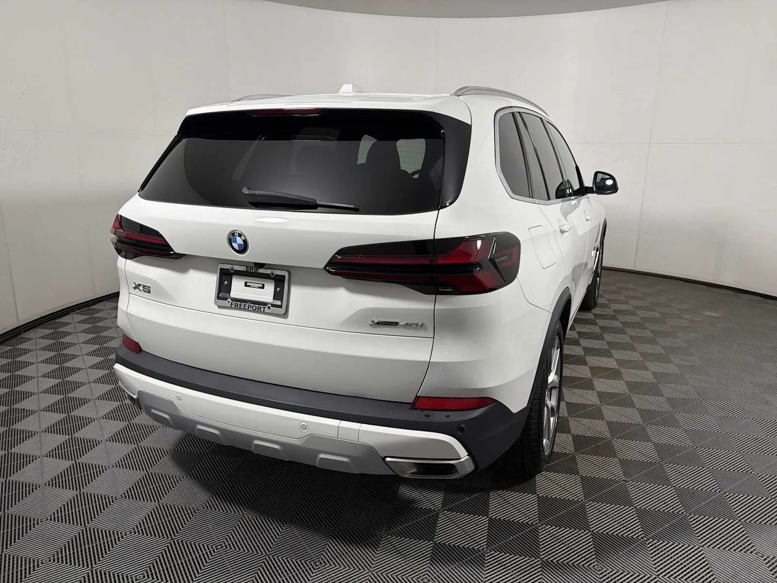 Used 2024 Alpine White BMW xDrive40i image 6