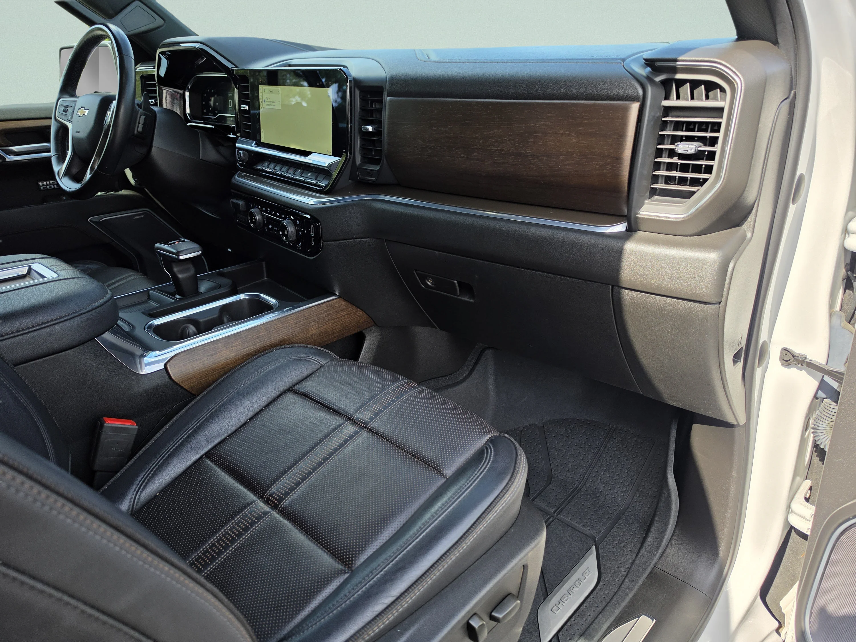 Used 2022 Iridescent Pearl Tricoat Chevrolet High Country image 18