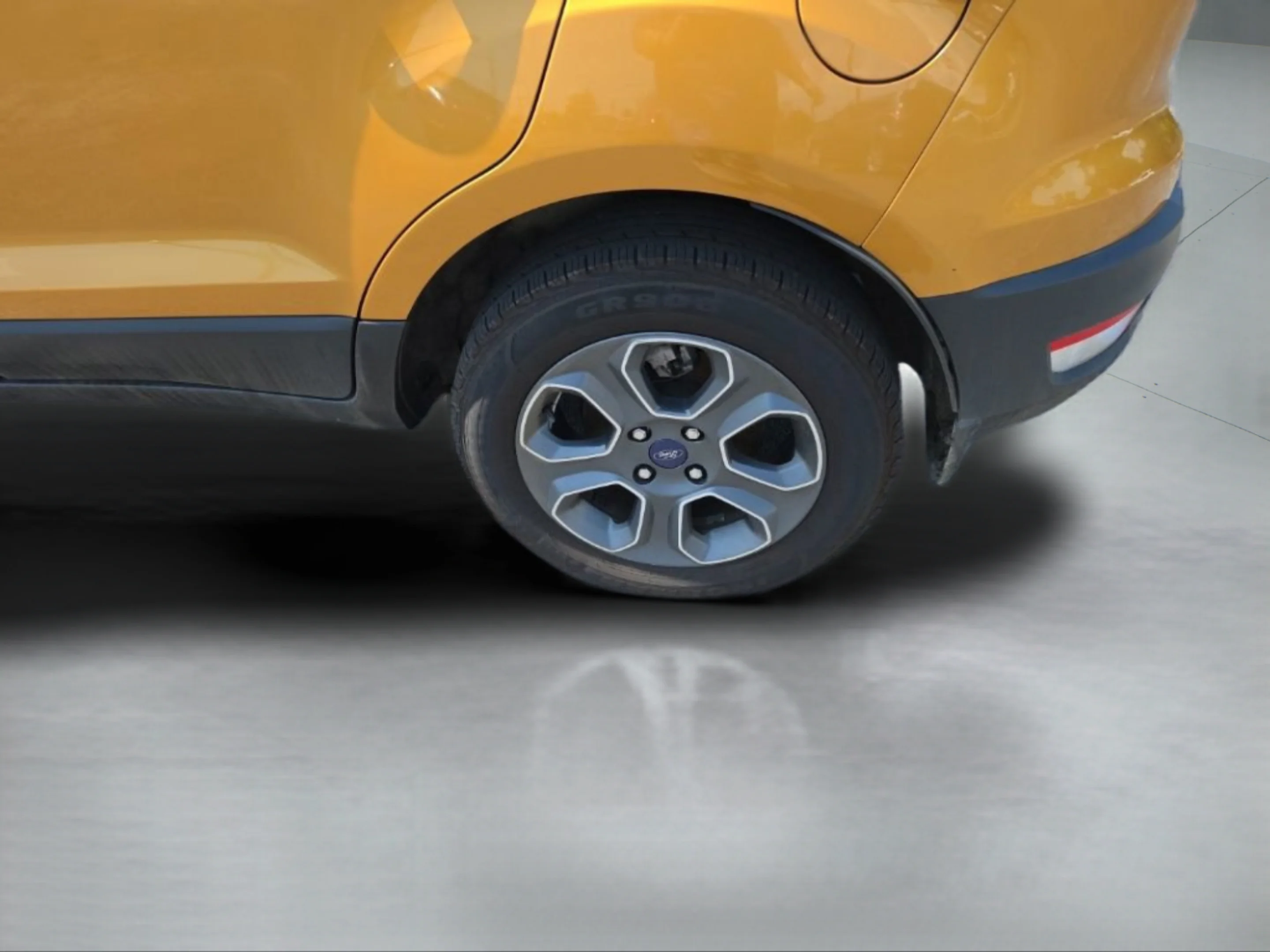 Used 2021 Yellow Ford S image 30