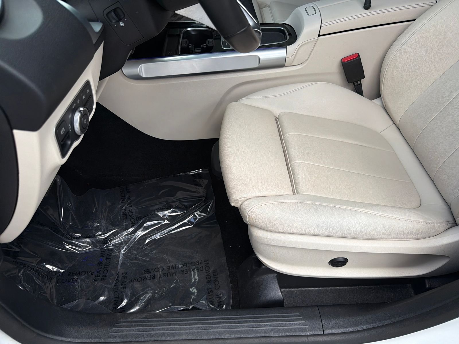 Used 2025 Polar White Mercedes-Benz GLB 250 image 28