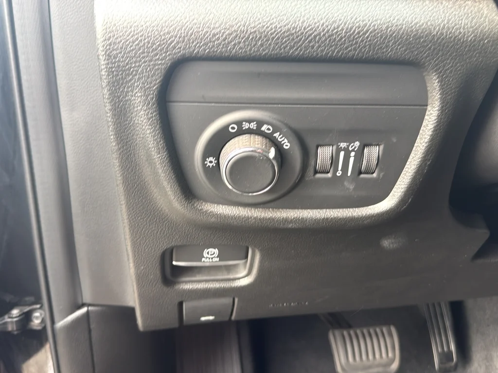 Used 2022 Black Jeep Laredo image 27