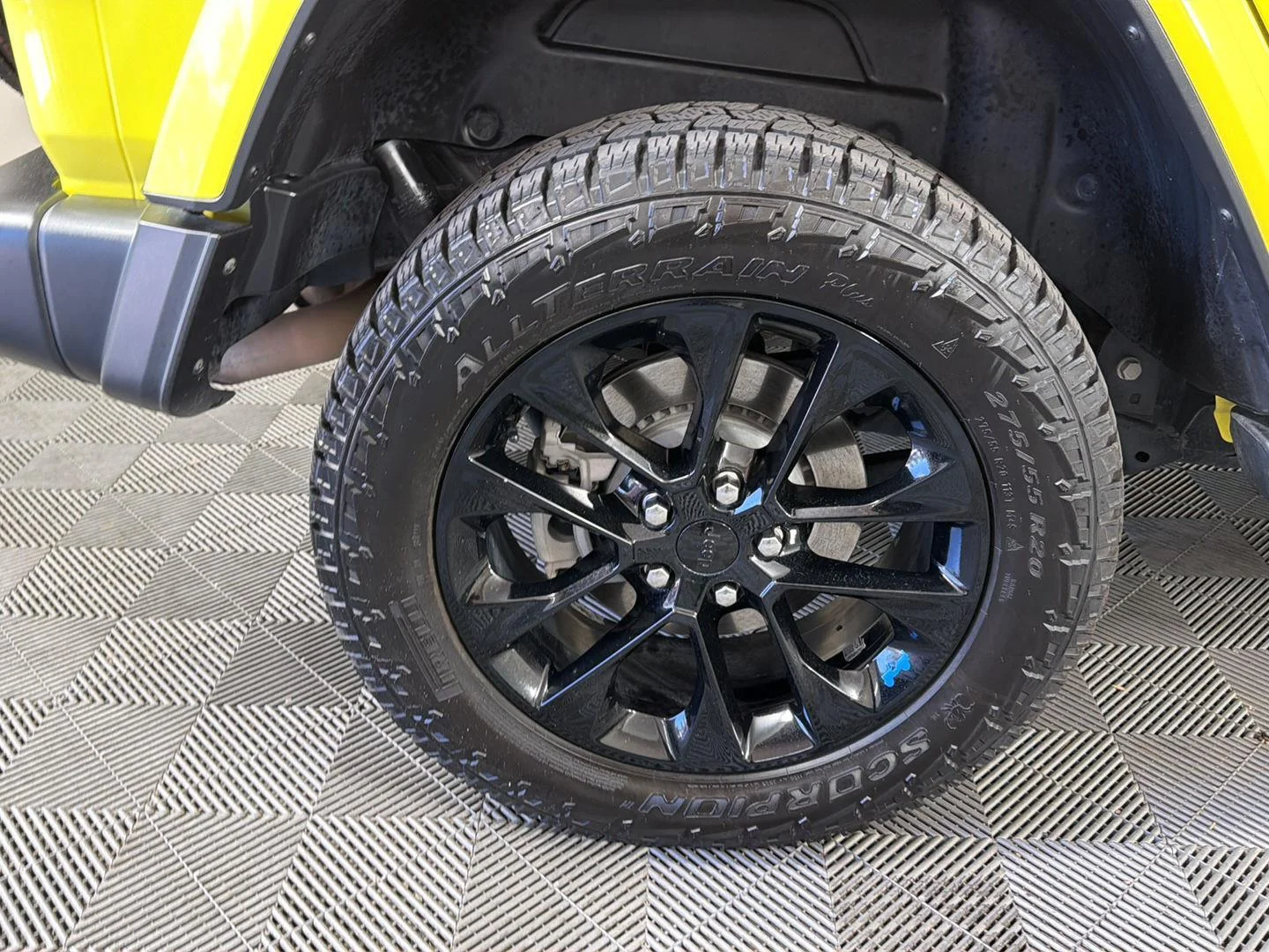 Used 2022 High Velocity Clearcoat Jeep Unlimited Sahara image 15