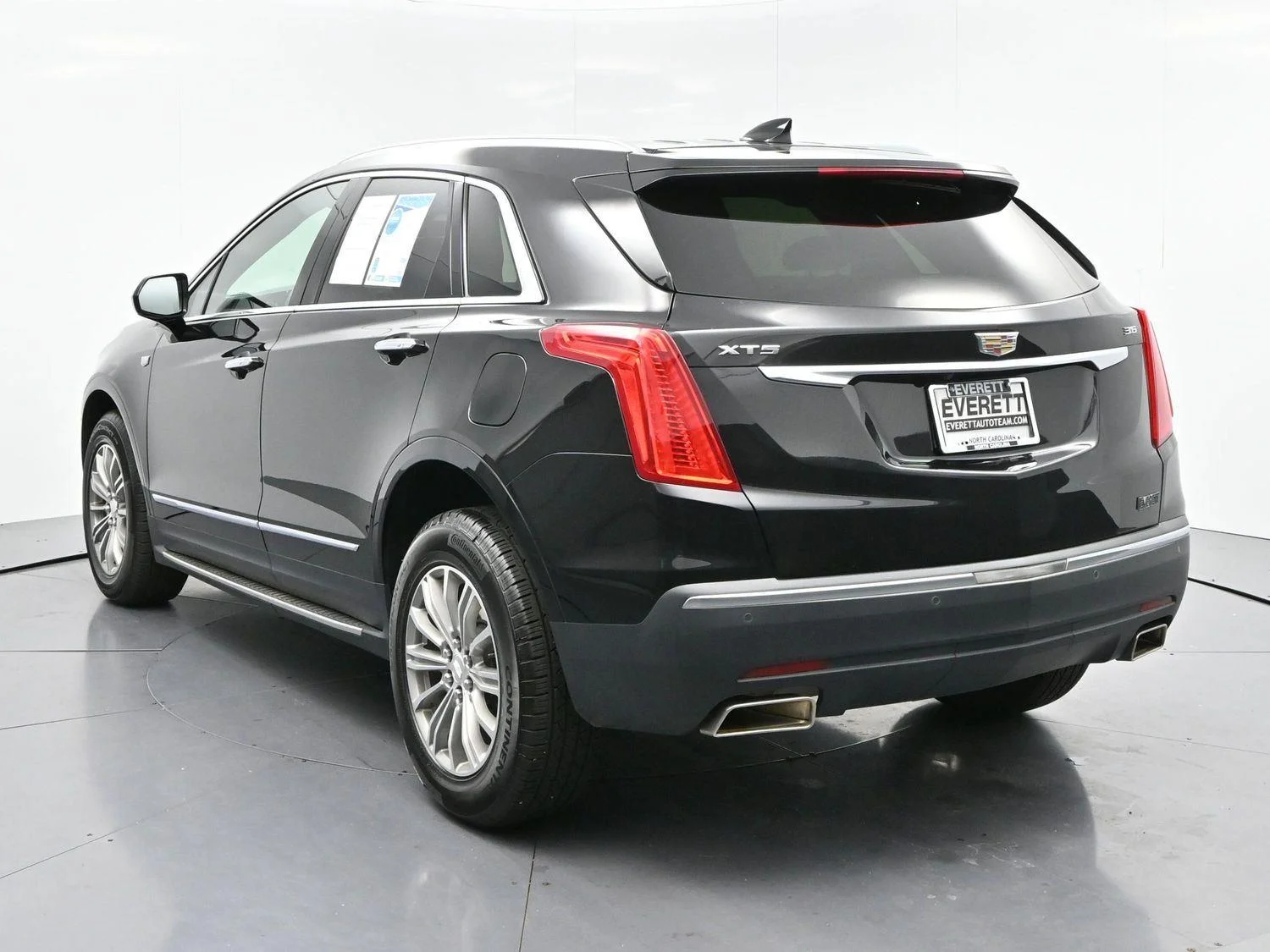 Used 2017 STELLAR BLACK METALLIC Cadillac FWD image 5