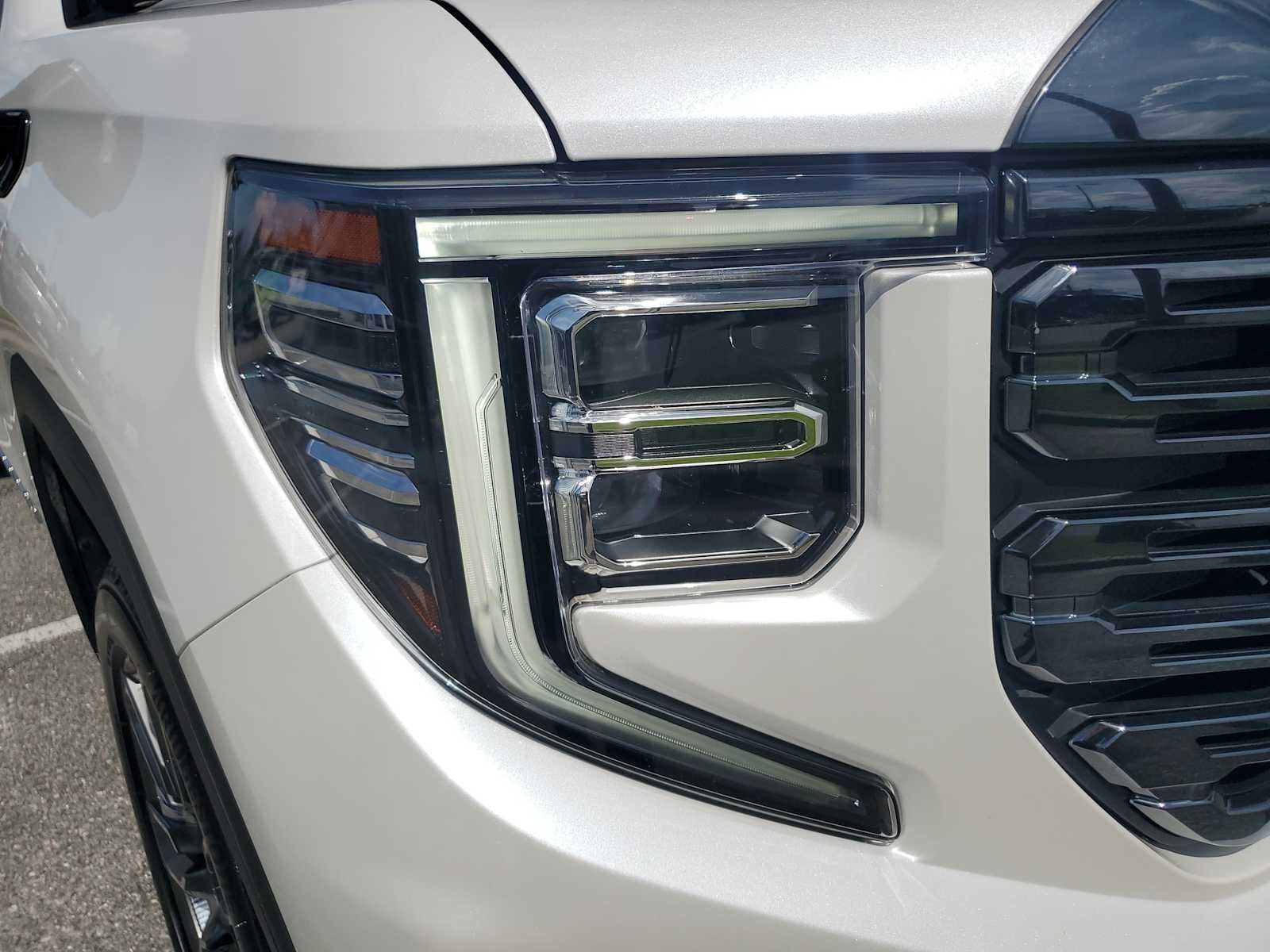 Used 2023 White Frost Tricoat GMC Denali Ultimate image 12