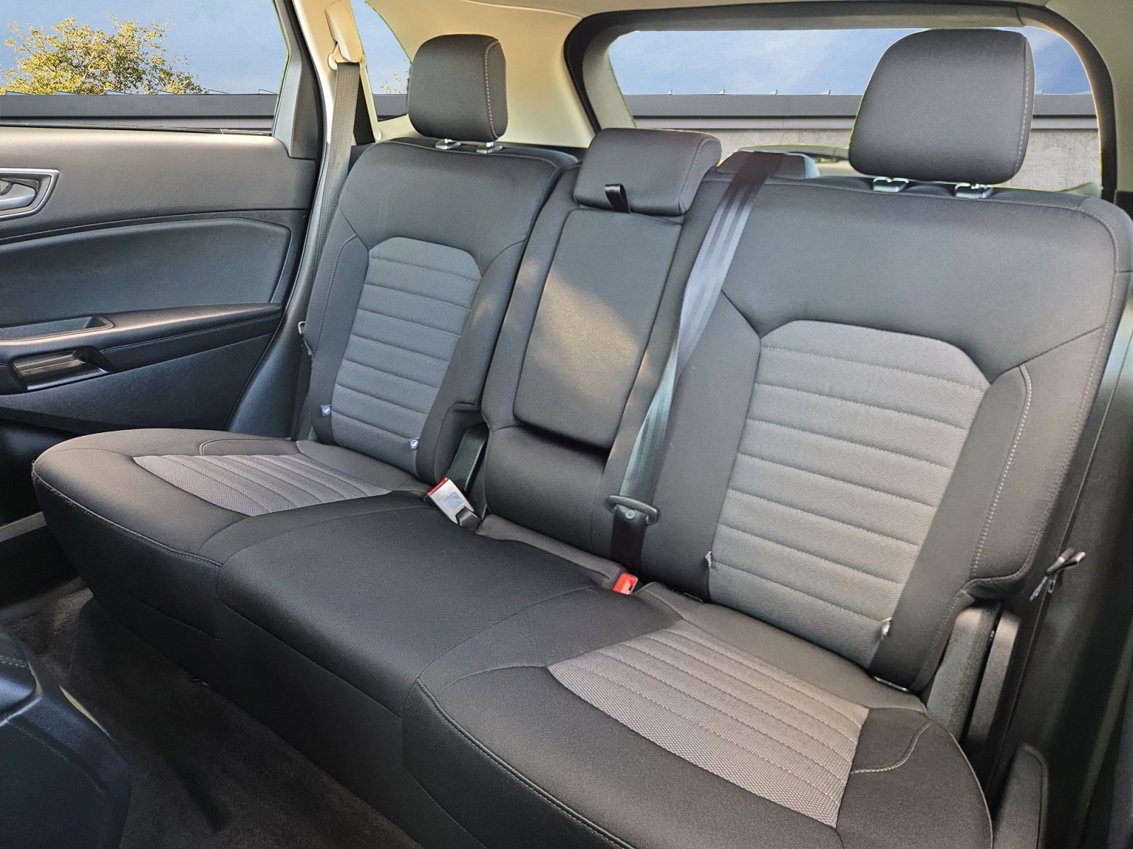 Used 2022 Oxford White Ford SE image 13