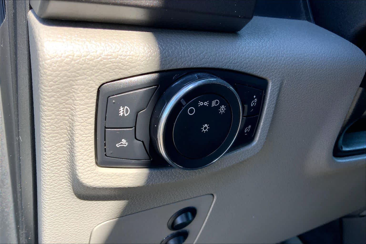 Used 2015 Oxford White Ford XLT image 32