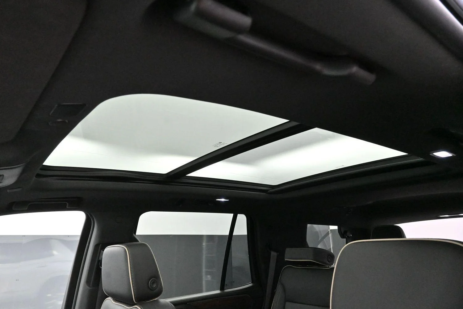 Used 2023 Iridescent Pearl Tricoat Chevrolet Premier image 32