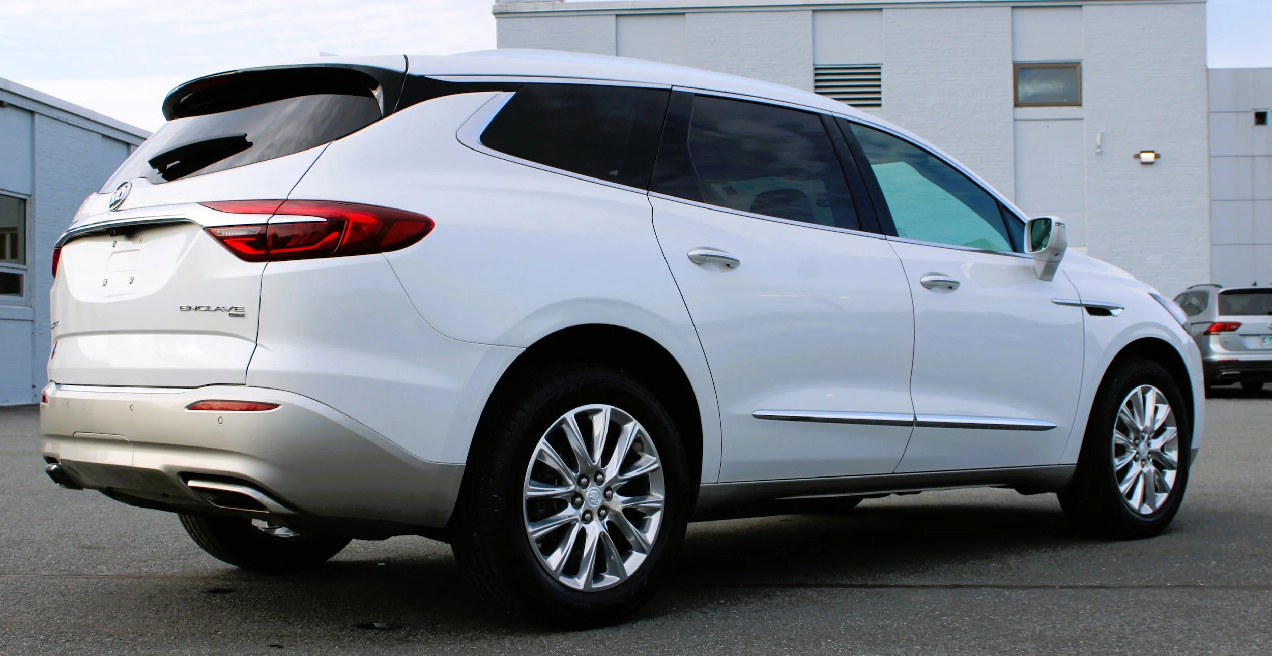 Used 2018 White Frost Tricoat Buick Premium image 8